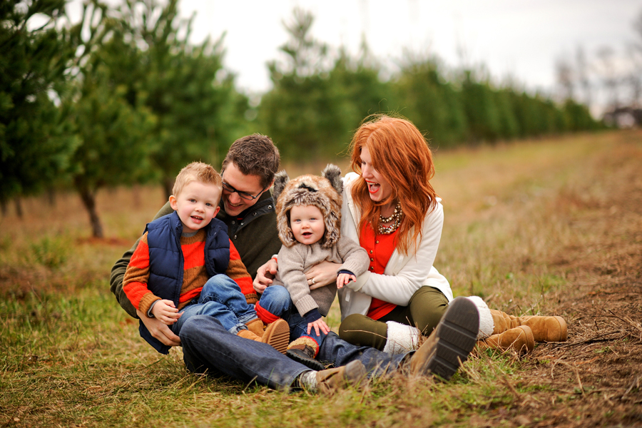 KELLY_BRAMAN_FAMILY_LIFESTYLE_STYLISH_TREE_FARM_PHOTOGRAPHY_006