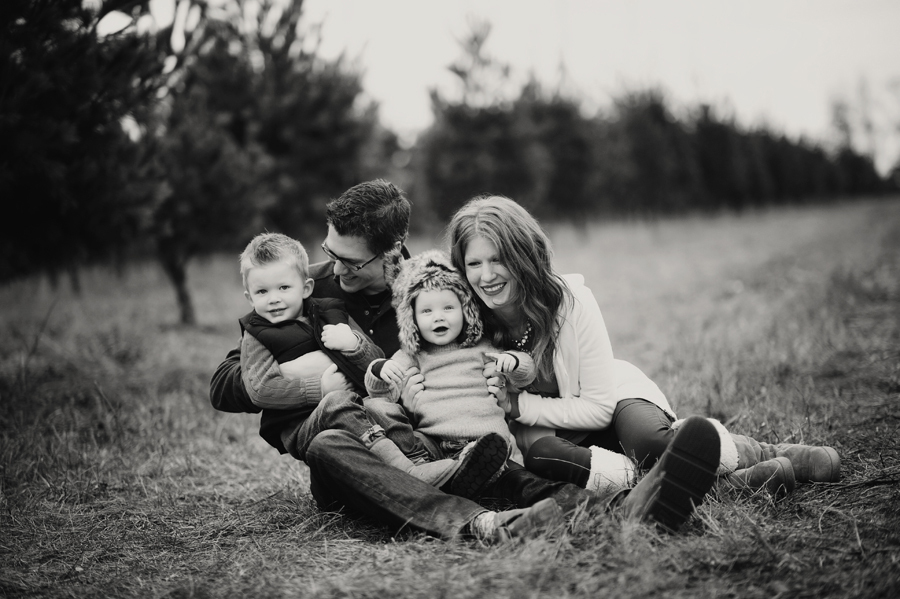 KELLY_BRAMAN_FAMILY_LIFESTYLE_STYLISH_TREE_FARM_PHOTOGRAPHY_007