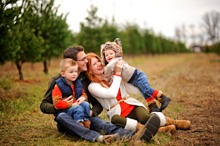 KELLY_BRAMAN_FAMILY_LIFESTYLE_STYLISH_TREE_FARM_PHOTOGRAPHY_008