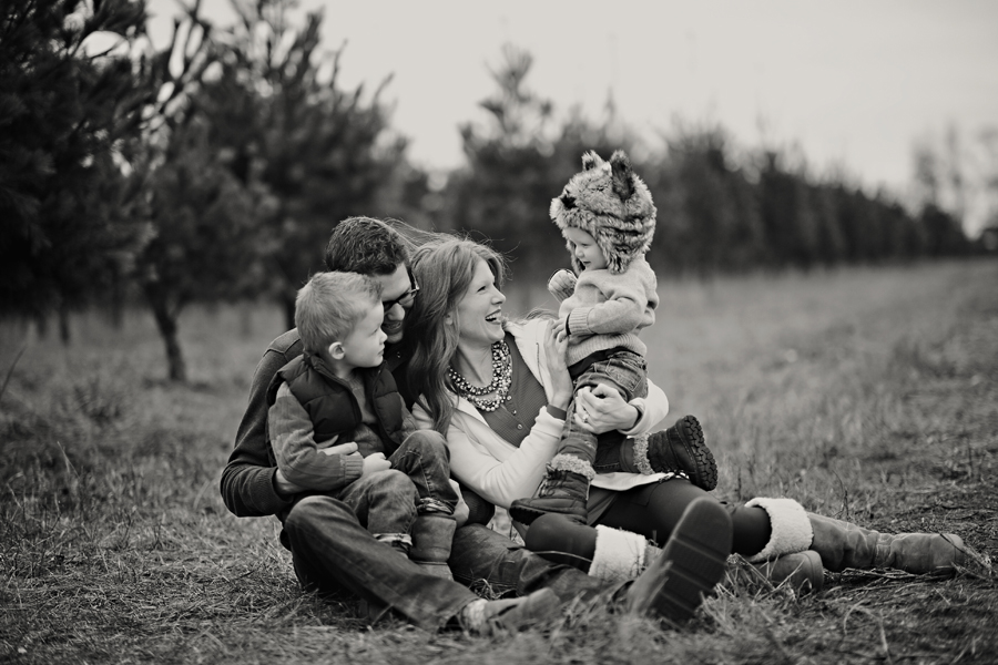 KELLY_BRAMAN_FAMILY_LIFESTYLE_STYLISH_TREE_FARM_PHOTOGRAPHY_009