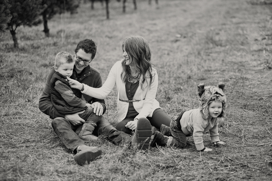 KELLY_BRAMAN_FAMILY_LIFESTYLE_STYLISH_TREE_FARM_PHOTOGRAPHY_011