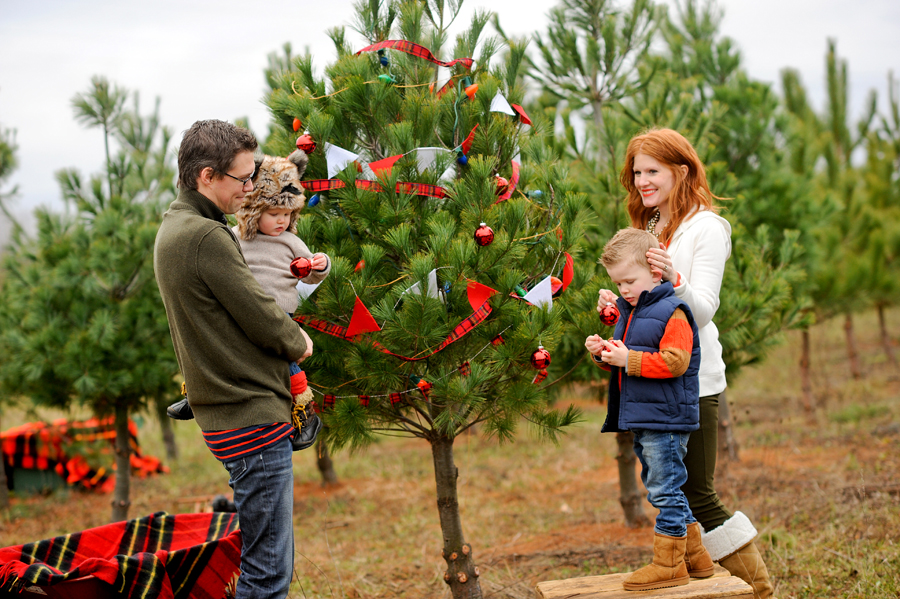 KELLY_BRAMAN_FAMILY_LIFESTYLE_STYLISH_TREE_FARM_PHOTOGRAPHY_026
