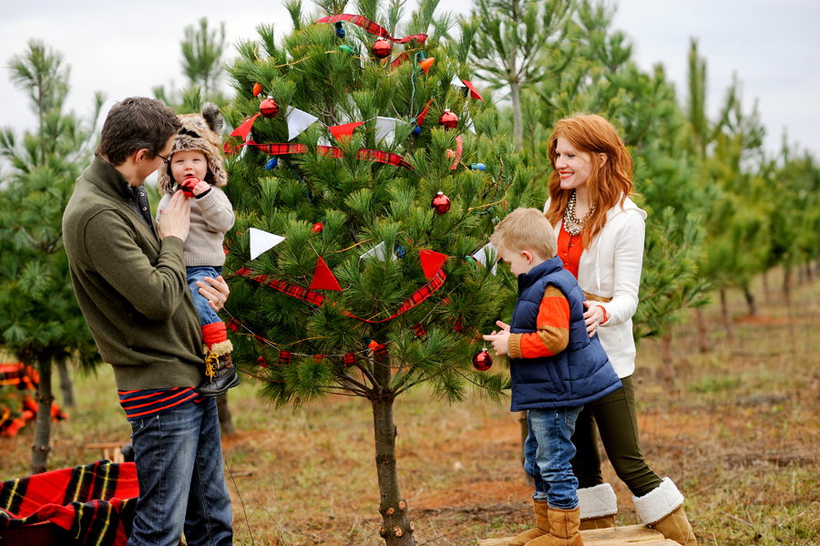 KELLY_BRAMAN_FAMILY_LIFESTYLE_STYLISH_TREE_FARM_PHOTOGRAPHY_027
