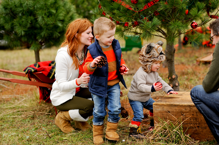 KELLY_BRAMAN_FAMILY_LIFESTYLE_STYLISH_TREE_FARM_PHOTOGRAPHY_034