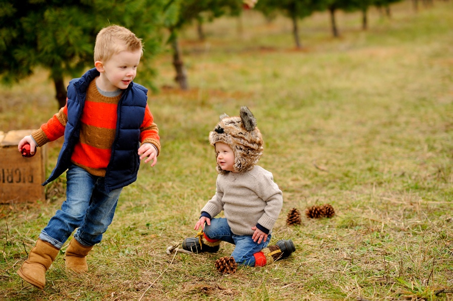 KELLY_BRAMAN_FAMILY_LIFESTYLE_STYLISH_TREE_FARM_PHOTOGRAPHY_039
