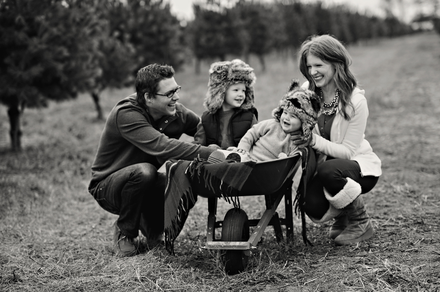 KELLY_BRAMAN_FAMILY_LIFESTYLE_STYLISH_TREE_FARM_PHOTOGRAPHY_049