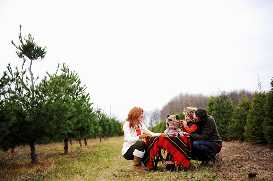 KELLY_BRAMAN_FAMILY_LIFESTYLE_STYLISH_TREE_FARM_PHOTOGRAPHY_056