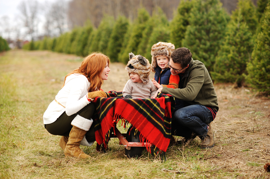 KELLY_BRAMAN_FAMILY_LIFESTYLE_STYLISH_TREE_FARM_PHOTOGRAPHY_057