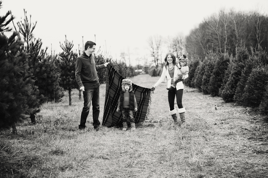 KELLY_BRAMAN_FAMILY_LIFESTYLE_STYLISH_TREE_FARM_PHOTOGRAPHY_072