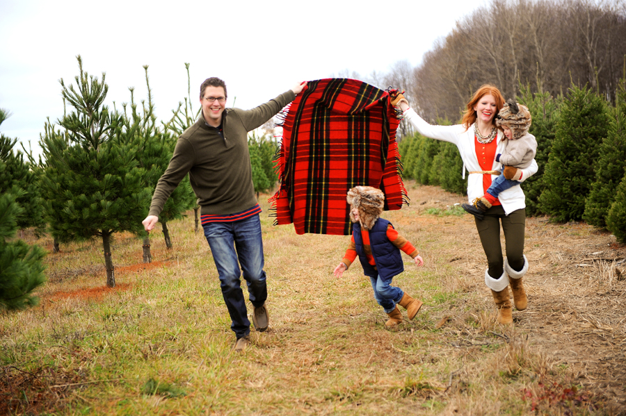 KELLY_BRAMAN_FAMILY_LIFESTYLE_STYLISH_TREE_FARM_PHOTOGRAPHY_073