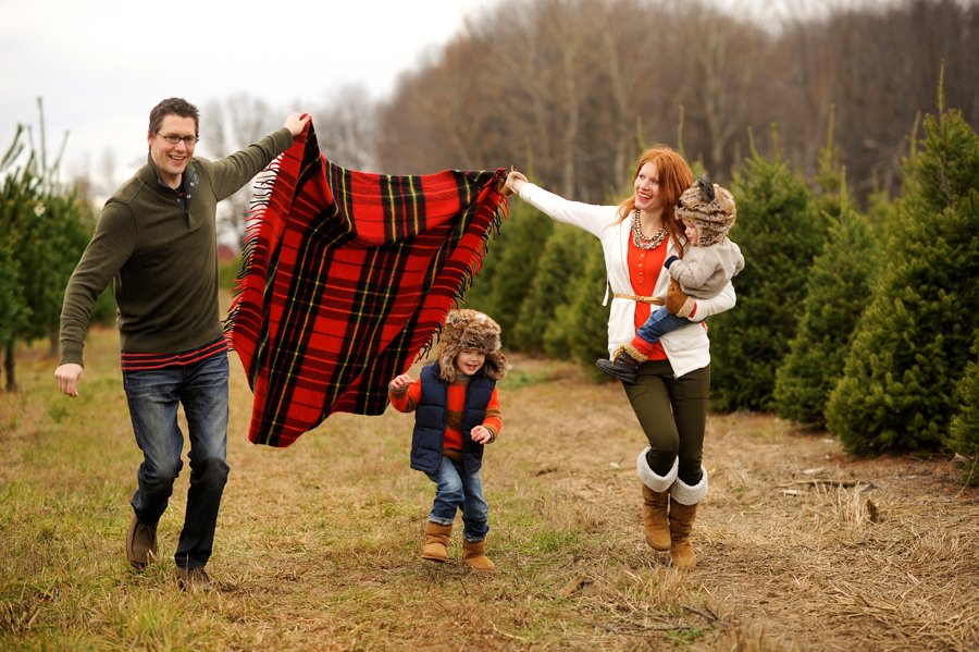KELLY_BRAMAN_FAMILY_LIFESTYLE_STYLISH_TREE_FARM_PHOTOGRAPHY_076