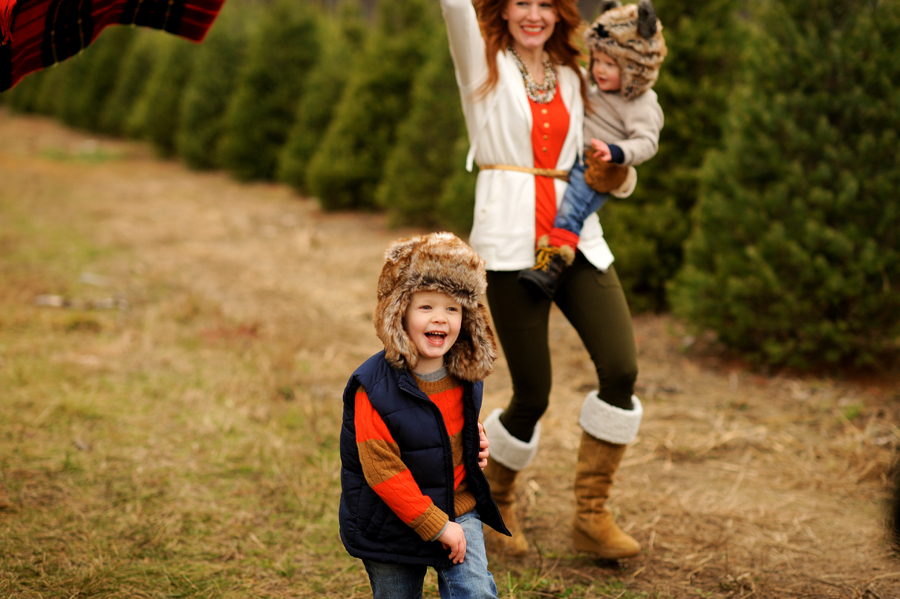 KELLY_BRAMAN_FAMILY_LIFESTYLE_STYLISH_TREE_FARM_PHOTOGRAPHY_079